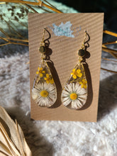 Load image into Gallery viewer, Little Daisy earrings
