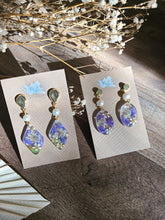 Load image into Gallery viewer, Blue corn flower petals with freshwater pearls, studded earrings
