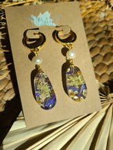 Load image into Gallery viewer, Blue corn flower petals with freshwater pearl on golden hoops
