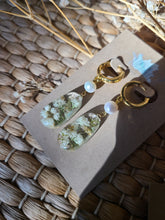 Load image into Gallery viewer, Baby&#39;s breath with freshwater pearl on golden hoops
