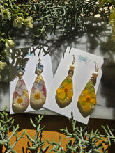 Load image into Gallery viewer, Garden Daisy Earrings
