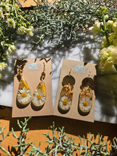Load image into Gallery viewer, Fall Daisy Earrings

