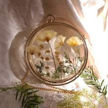 Load image into Gallery viewer, Round California Poppy Clutch, resin clutch, removable golden crossbody chain, 7 inches in diameter
