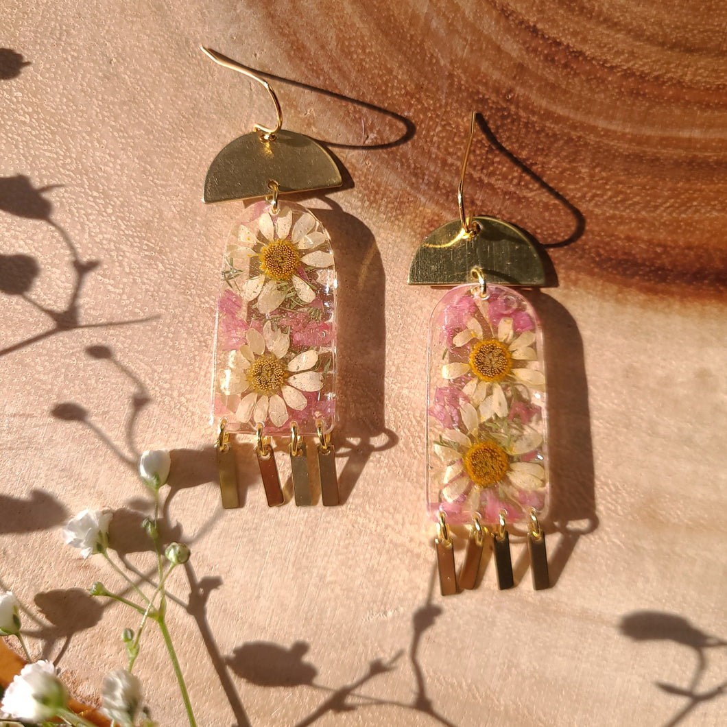 Little spring daisy dangle, real pressed flower in resin, pink statice, brass tassel