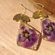 Load image into Gallery viewer, Violet dangles, real pressed flower in resin, hammered brass
