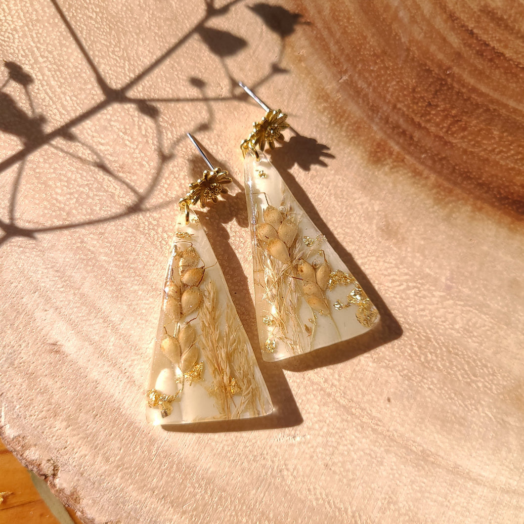 Golden wheat earrings, real pressed flower in resin, little daisy stainless steel post
