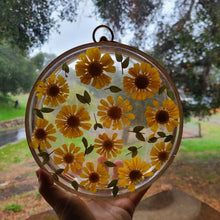 Load image into Gallery viewer, Round Boston Daisy Clutch, resin clutch, removable golden crossbody chain, 7 inches in diameter
