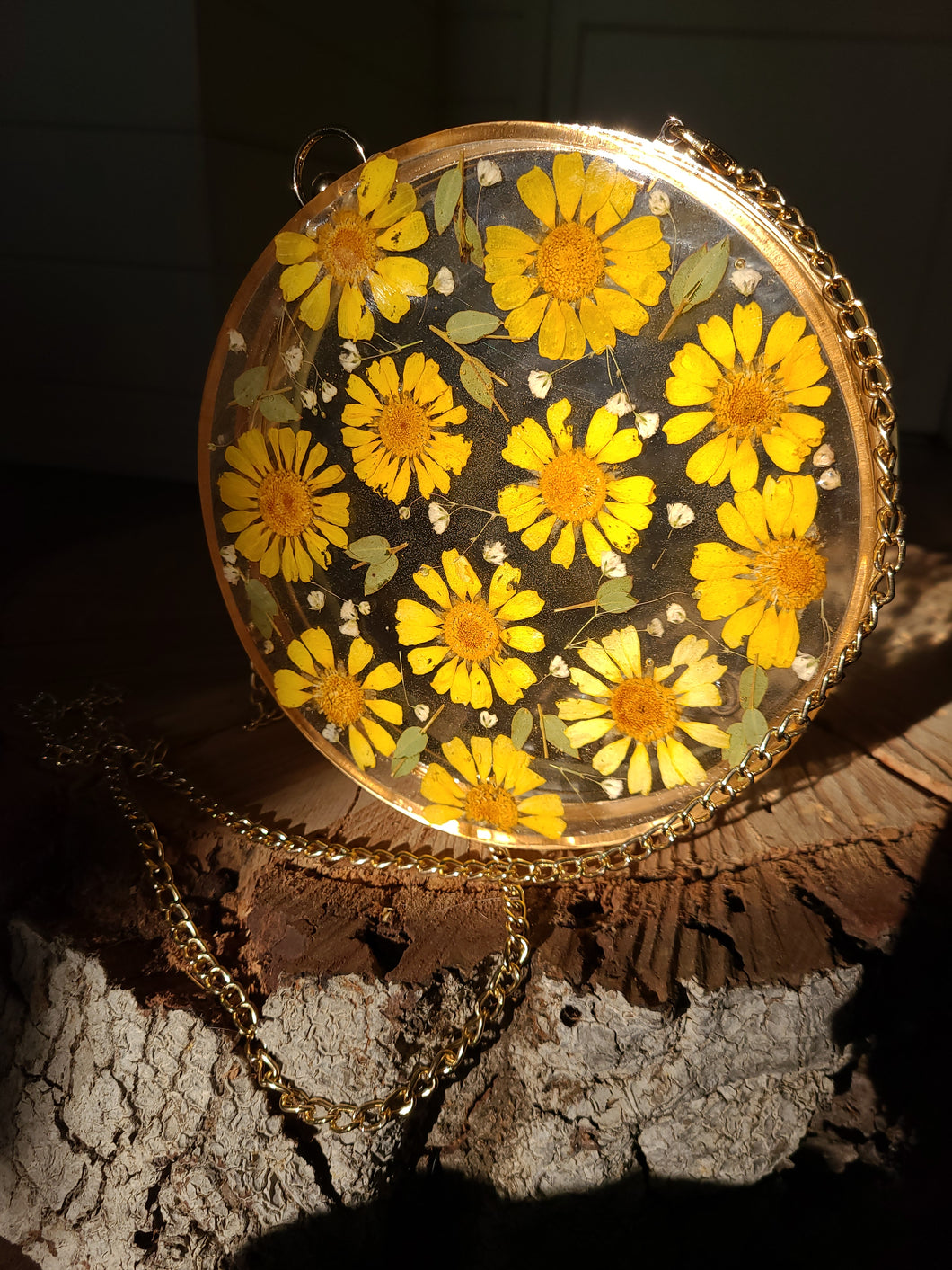 Round Boston Daisy Clutch, resin clutch, removable golden crossbody chain, 7 inches in diameter