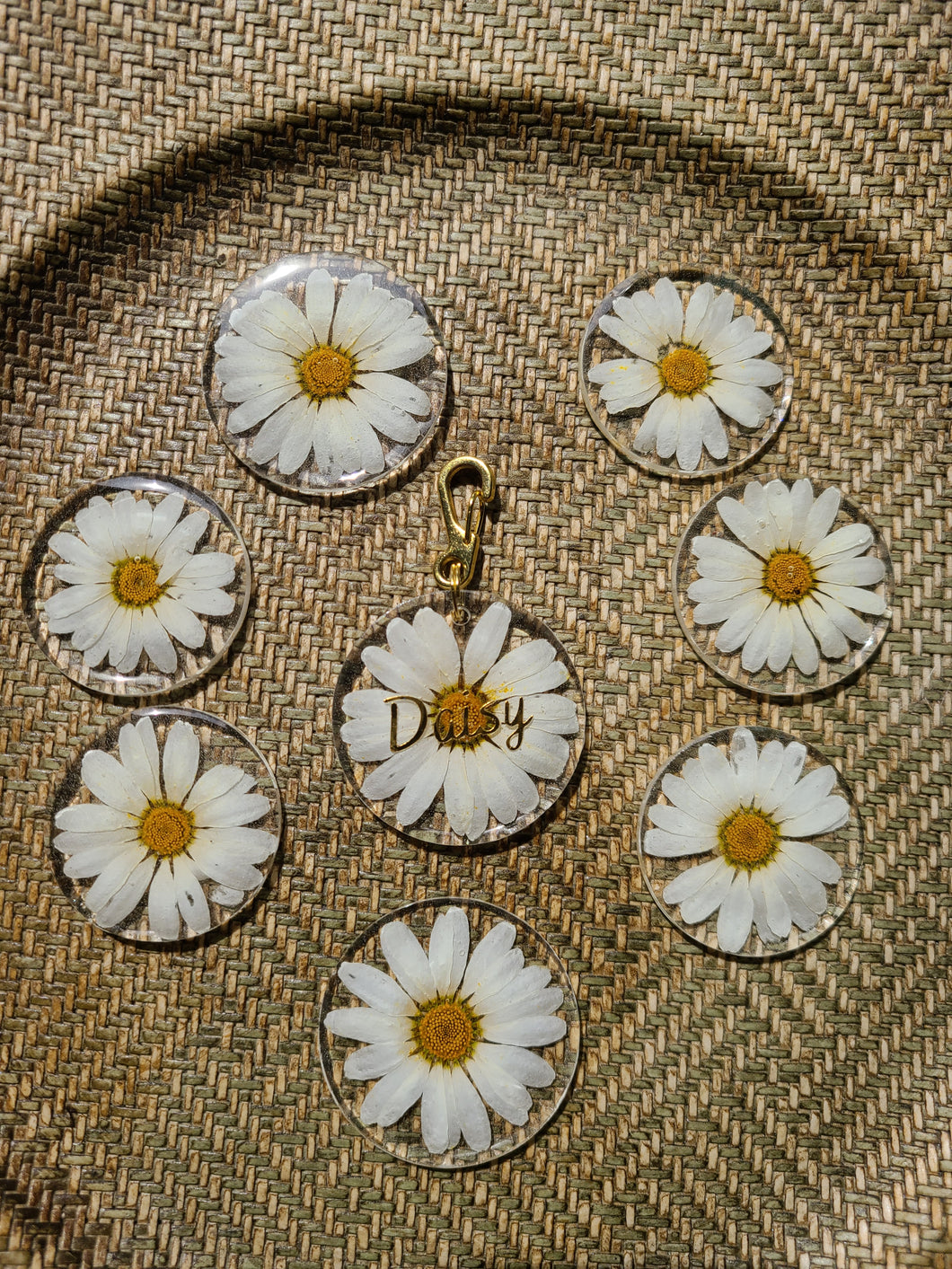 Small Dog Tag- White Daisy, 1.75 inches in diamerer